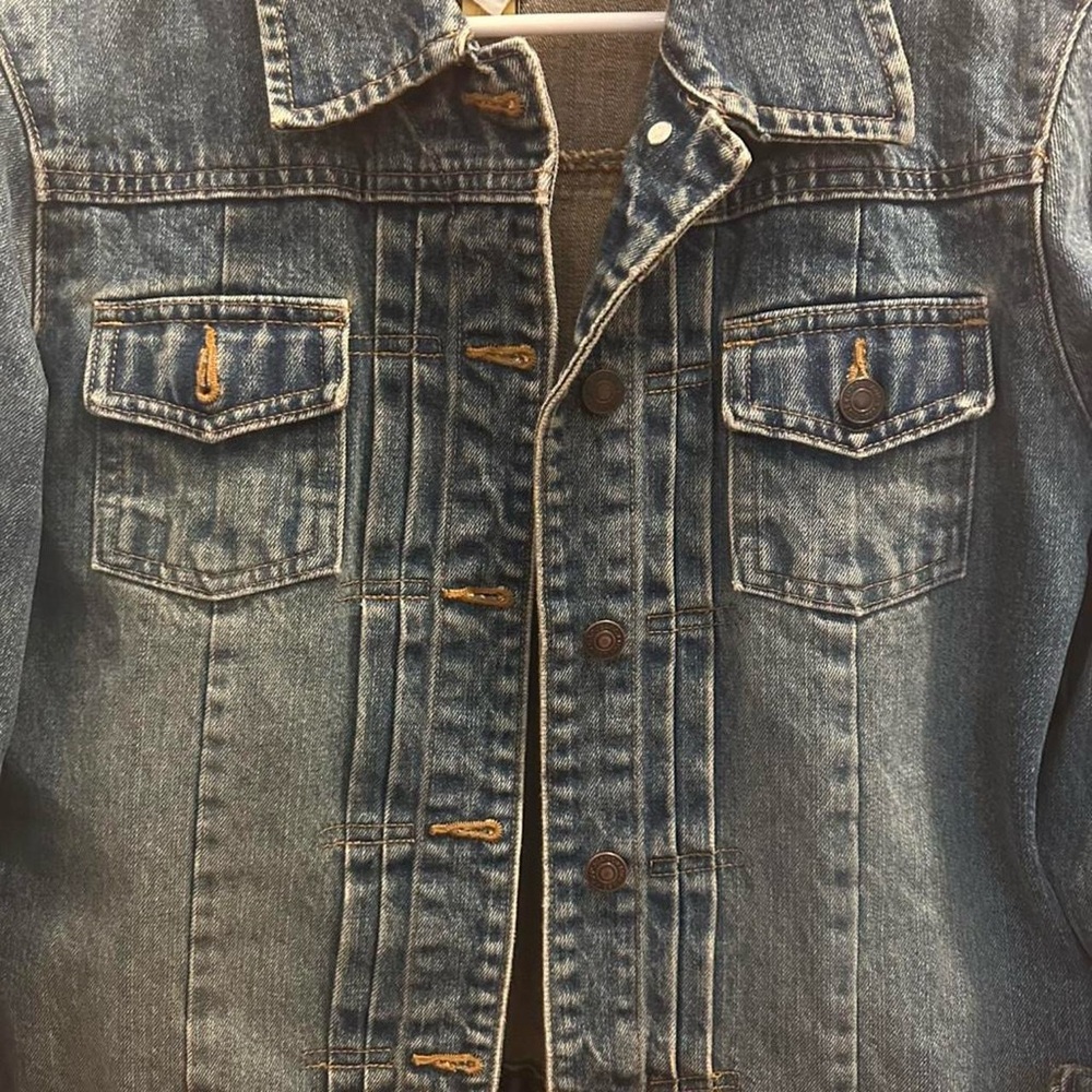 Vintage Gap denim jacket! Super cute! Size M but could also work for a size S.